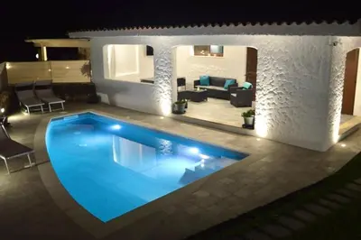 Piscina di Villa Las Olas, 500m from the sea with private pool o nelle vicinanze
