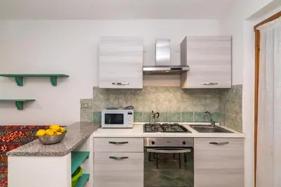 Cucina o angolo cottura di Piazzetta Mono Porto 50m From The Beach - Happy Rentals