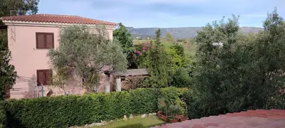 Vista generica sulle montagne o vista sulle montagne dall'interno dell'affittacamere