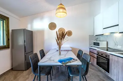 Cucina o angolo cottura di 5min dalla Spiaggia La Cinta - Villetta Elegante a San Teodoro