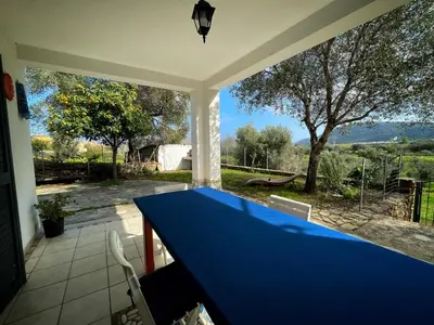 Vista generica sulle montagne o vista sulle montagne dall'interno della casa vacanze