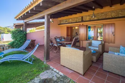 Area soggiorno di GuestHost - Sea view APT, pool & parking!