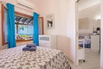 Letto o letti in una camera di GuestHost - Sea view APT, pool & parking!