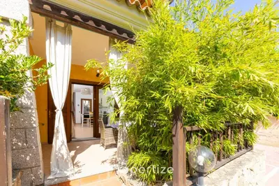 Giardino di Villetta con idromassaggio e patio by Propertize