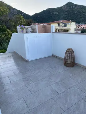 Vista generica sulle montagne o vista sulle montagne dall'interno della casa vacanze