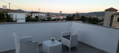 Vista generica sulle montagne o vista sulle montagne dall'interno della casa vacanze
