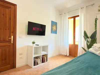 TV o dispositivi per l'intrattenimento presso La Valentia - Appartamento con spazio esterno a pochi minuti di auto dalla spiaggia di Marina di Orosei