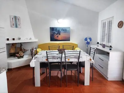 Cucina o angolo cottura di Beachfront Villa Sea & Garden - 2BR - AC - WiFi - BBQ - Parking - Pet Friendly