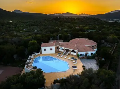 Piscina di Chic Villa Antonina One Bedroom unit 6 sleeps 4 o nelle vicinanze