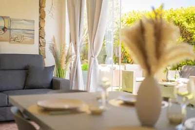 Area soggiorno di Veranda with Jacuzzi & BBQ 1 minute from the Beach