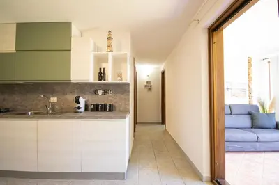 Cucina o angolo cottura di Veranda with Jacuzzi & BBQ 1 minute from the Beach