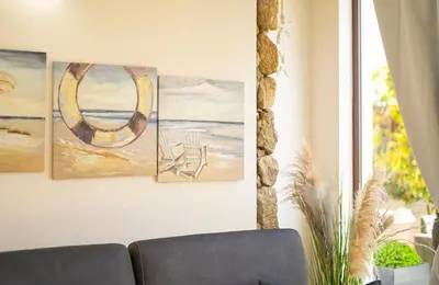 Area soggiorno di Veranda with Jacuzzi & BBQ 1 minute from the Beach