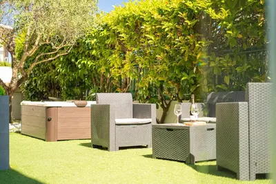 Area soggiorno di Veranda with Jacuzzi & BBQ 1 minute from the Beach