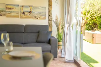 Area soggiorno di Veranda with Jacuzzi & BBQ 1 minute from the Beach