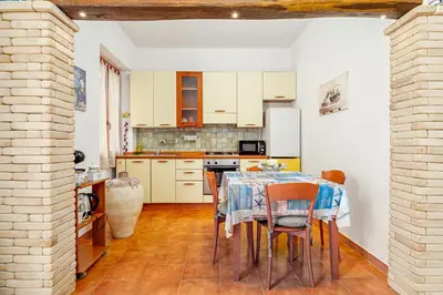 Cucina o angolo cottura di House with Private Garden Near City Centre and Beach