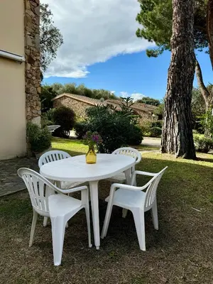 Giardino di Bilocale a 300mt dalla spiaggia La Cinta