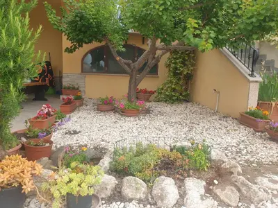 Giardino di Appartamento Salvatore Caletta sul mare