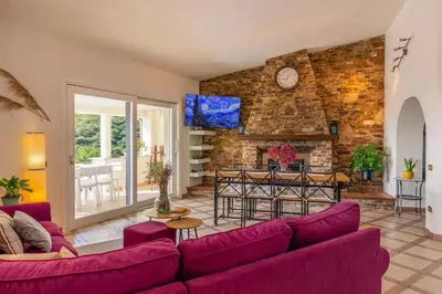 Area soggiorno di Villa with Terrace overlooking the Sea