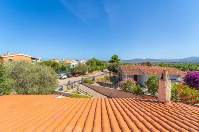 Vista generica sulle montagne o vista sulle montagne dall'interno della villa