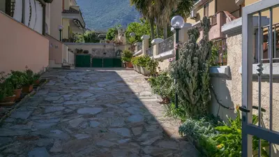 Vista generica sulle montagne o vista sulle montagne dall'interno dell'appartamento
