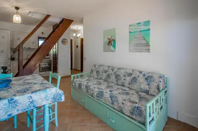 Area soggiorno di GuestHost - Oasis with Garden, Pool and WiFi