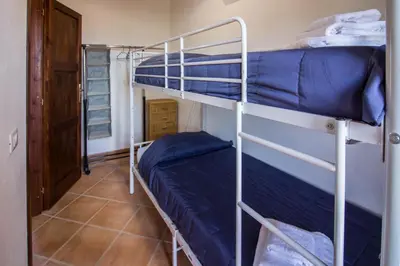 Letto o letti a castello in una camera di GuestHost - Oasis with Garden, Pool and WiFi