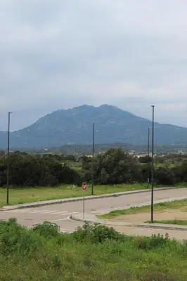 Vista generica sulle montagne o vista sulle montagne dall'interno dell'appartamento