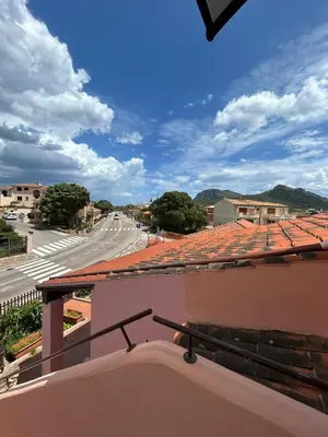 Vista generica sulle montagne o vista sulle montagne dall'interno della casa vacanze