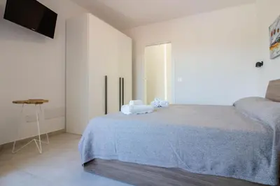 Letto o letti in una camera di GuestHost - Elegant Beachfront Wi-Fi & Parking