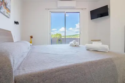 Letto o letti in una camera di GuestHost - Elegant Beachfront Wi-Fi & Parking