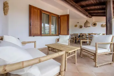 Area soggiorno di GuestHost - Poolside Paradise Near the Beach