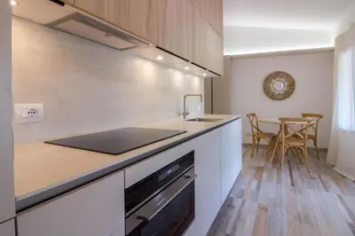 Cucina o angolo cottura di GuestHost - Poolside Paradise Near the Beach