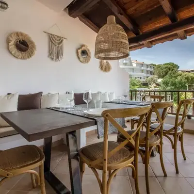 GuestHost - Poolside Paradise Near the Beach