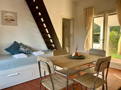 Area soggiorno di Vermentino - Apartment - 200m from the Beach - Garden - Wi-Fi - AC - BBQ - Parking - Pet Friendly