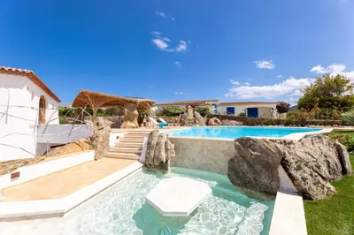 Piscina di Menhir Boutique Apartments- Adult Only- by Obiettivo vacanza Budoni o nelle vicinanze