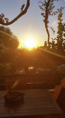 Alba o tramonto visti dall'interno della villa o dai dintorni