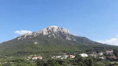 Vista generica sulle montagne o vista sulle montagne dall'interno della casa vacanze