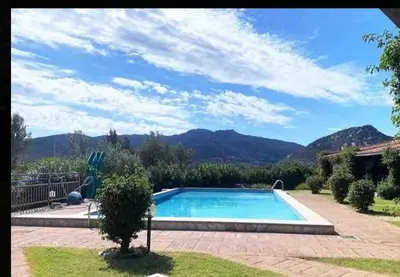 Vista generica sulle montagne o vista sulle montagne dall'interno dell'appartamento