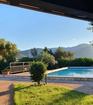 Vista generica sulle montagne o vista sulle montagne dall'interno dell'appartamento