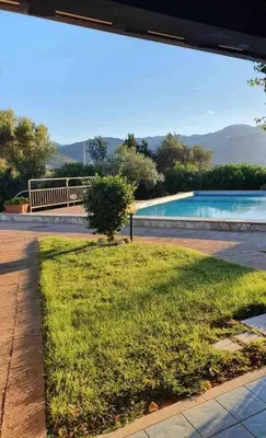 Piscina di Villa immersa nella natura -Piscina condivisa- o nelle vicinanze
