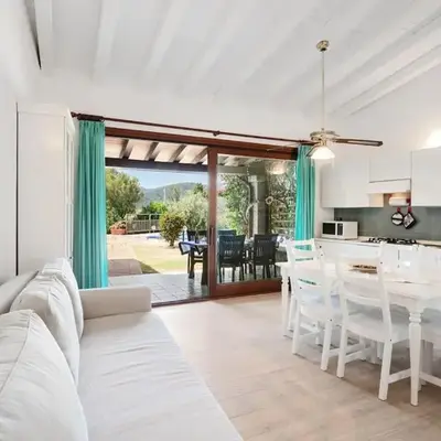 Villa immersa nella natura -Piscina condivisa-
