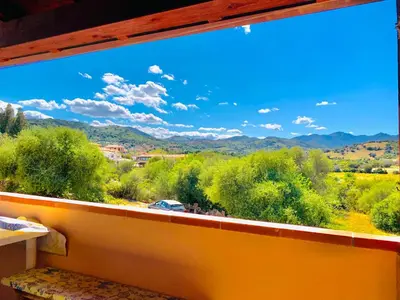 Vista generica sulle montagne o vista sulle montagne dall'interno dell'appartamento