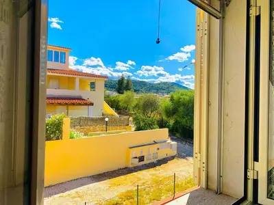 Vista generica sulle montagne o vista sulle montagne dall'interno dell'appartamento
