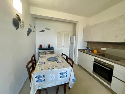 Cucina o angolo cottura di Villaggio Est 2 camere con Giardino Vista Mare
