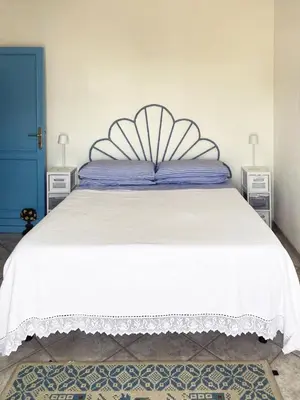 Letto o letti in una camera di Residenza estiva con giardino vista mare Santa Lucia