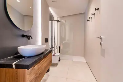 Bagno di Luxurious 1BR AZULIS holiday Suite#1 in historical centre Olbia