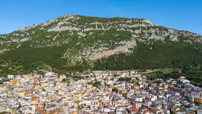 Vista generica sulle montagne o vista sulle montagne dall'interno dell'appartamento