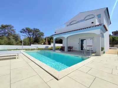 Piscina di Villa il borgo con piscina o nelle vicinanze