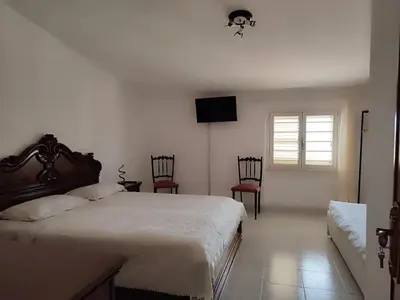 Letto o letti in una camera di Family & Friends - Room 1 - Second Floor - shared bathroom