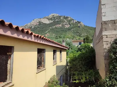 Vista generica sulle montagne o vista sulle montagne dall'interno della casa vacanze